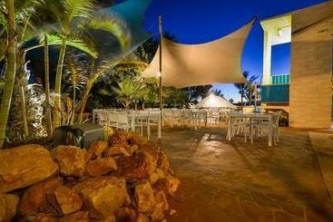 هتل Sea Breeze Resort