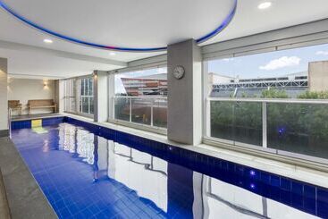 هتل Oaks Adelaide Embassy Suites