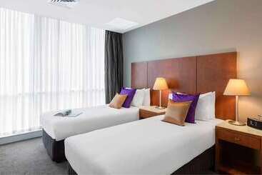 בית מלון כפרי Park Regis Griffin Suites