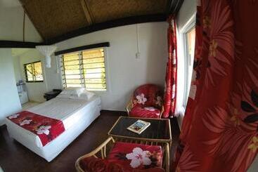 هتل Crusoe's Retreat