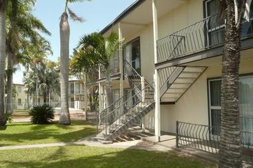 Отель Ocean Breeze Apartments