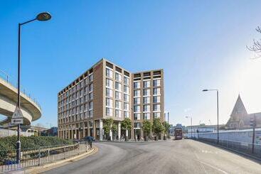 Отель Courtyard By Marriott London City Airport