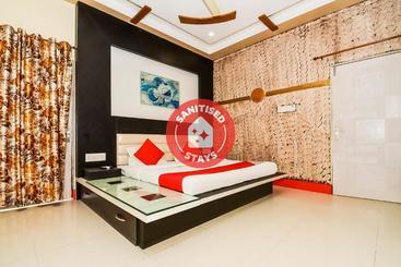Hotel Oyo 37863  Dharam Palace