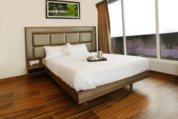 בית מלון כפרי Sky Suites By Monarch