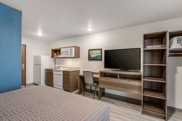 Отель Woodspring Suites Detroit Farmington Hills