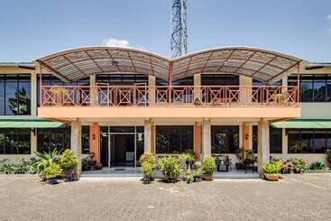 호텔 Oyo 3899 Penginapan Christina