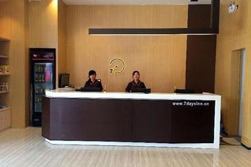 Отель Iu Zhanjiang Binhai Avenue Xinhai Mall Branch