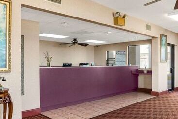 هتل Econo Lodge By Choice Greenville