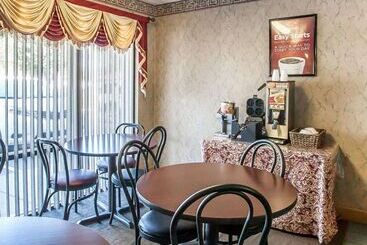 فندق Econo Lodge  Inn & Suites