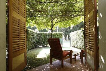 ホテル Hostellerie De L Abbaye De La Celle Teritoria