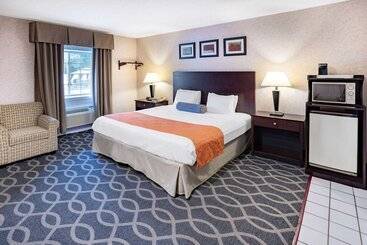 هتل Howard Johnson By Wyndham Lenox