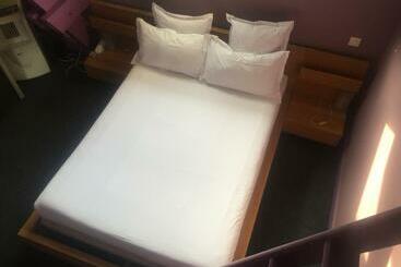 Отель Hôtel Du Parc Saint Charles