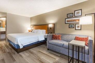 هتل Hampton Inn Cedar Rapids