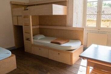 Общежитие Auberge De Jeunesse Hi Cadouin