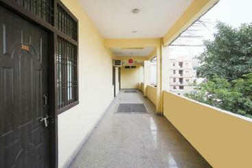 Spot On 75150 Hotel Urban Villa