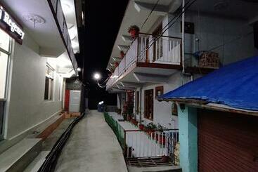 Отель Adventure Inn