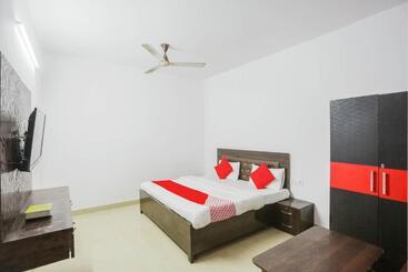 هتل Oyo 70692 The White House