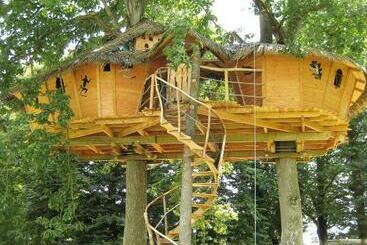 مبيت وإفطار Insolite Dans Les Arbres Les Ormes, Epiniac