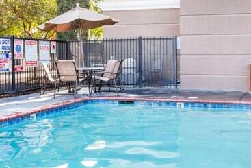 هتل Comfort Suites