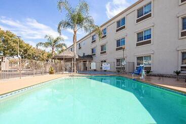 Отель Holiday Inn Express & Suites Tulare, An Ihg