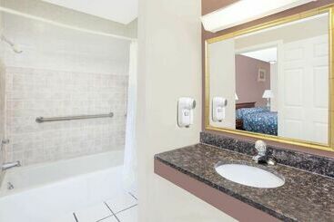 هتل Imperial Inn Grand Blanc