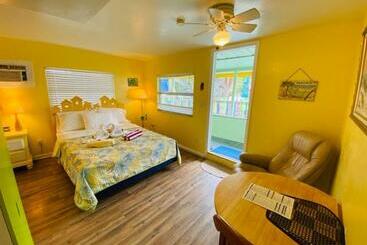 هتل Sun Deck Inn & Suites