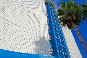 هتل The Suites At Americano Beach