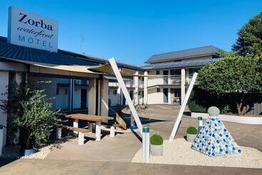 Zorba Waterfront Motel