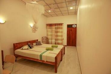 호텔 Julia Safari Inn