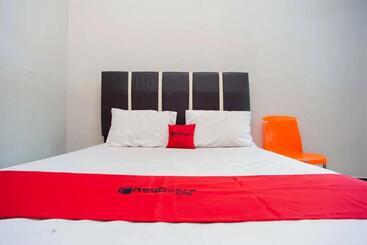 Отель Reddoorz At Km 5 Palembang