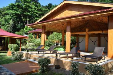 בית מלון כפרי Two Fish Resort Lembeh