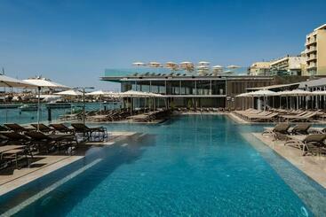 هتل آپارتمان Strand Suites By Neu Collective