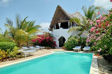 تختخواب و صبحانه Huhuru House