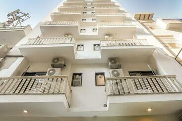 Super Collection O Le Noida Hotel Near Sector 76 Metro Station
