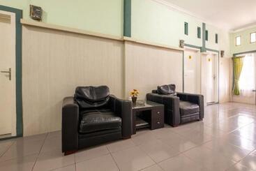 Отель Oyo Life 2676 Cathaleya Homestay Syariah