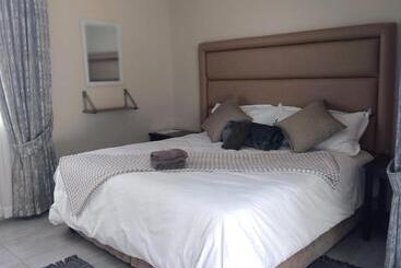 민박 8 On Acacia Guesthouse