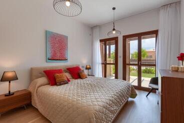 בית מלון כפרי Aphrodite Hills Rentals   Premium Serviced Apartments