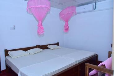 بنسيون Canal Side Safari Resort