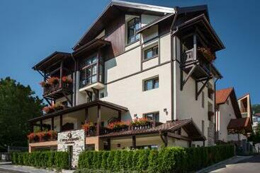 Пансион Uphill Residence