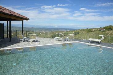 مبيت وإفطار Casa Castella   Adults Only   Langhe