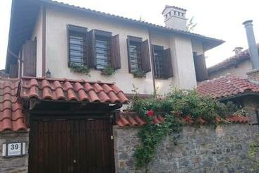 بنسيون Guest House The House