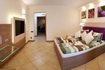 膳宿费 Willa Adonis