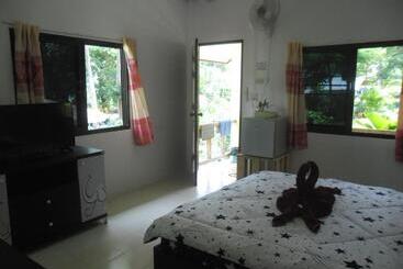 Общежитие Baansanook Resort & Swimming Pool