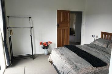 تختخواب و صبحانه Al And Rosies B+b