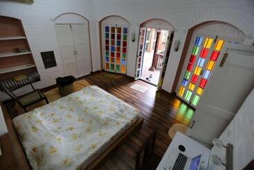 تختخواب و صبحانه Rose Heritage Home