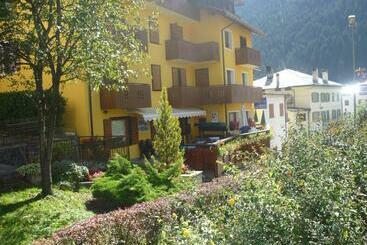 ホテル Albergo Ristorante Iris