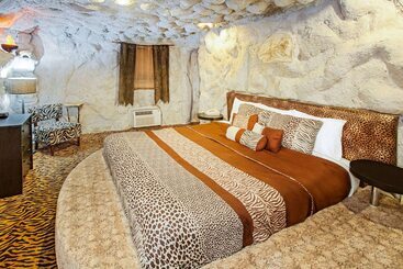 هتل Days Inn & Suites By Wyndham Terre Haute