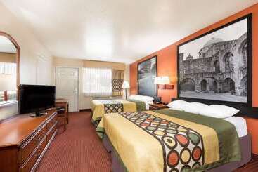 Отель Super 8 By Wyndham San Antonio At I10