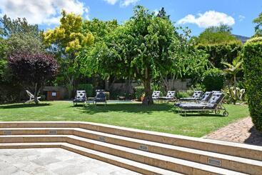 تختخواب و صبحانه The Coach House