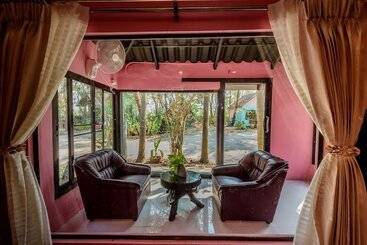 هتل Moonriver Resort